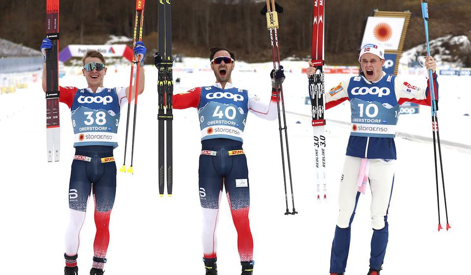 Nórski bežci na lyžiach zľava Simen Hegstad Krüger, Hans Christer Holund, Harald Östberg Amundsen