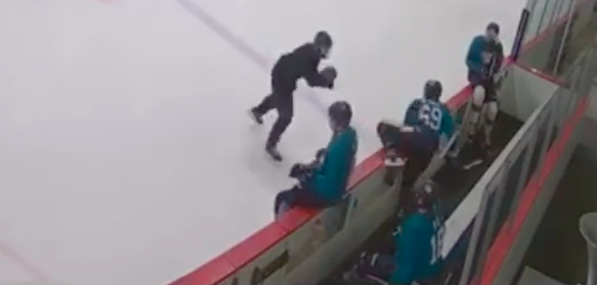 VIDEO: Absolútny šialenec v hokejovom zápase takmer prizabil súpera