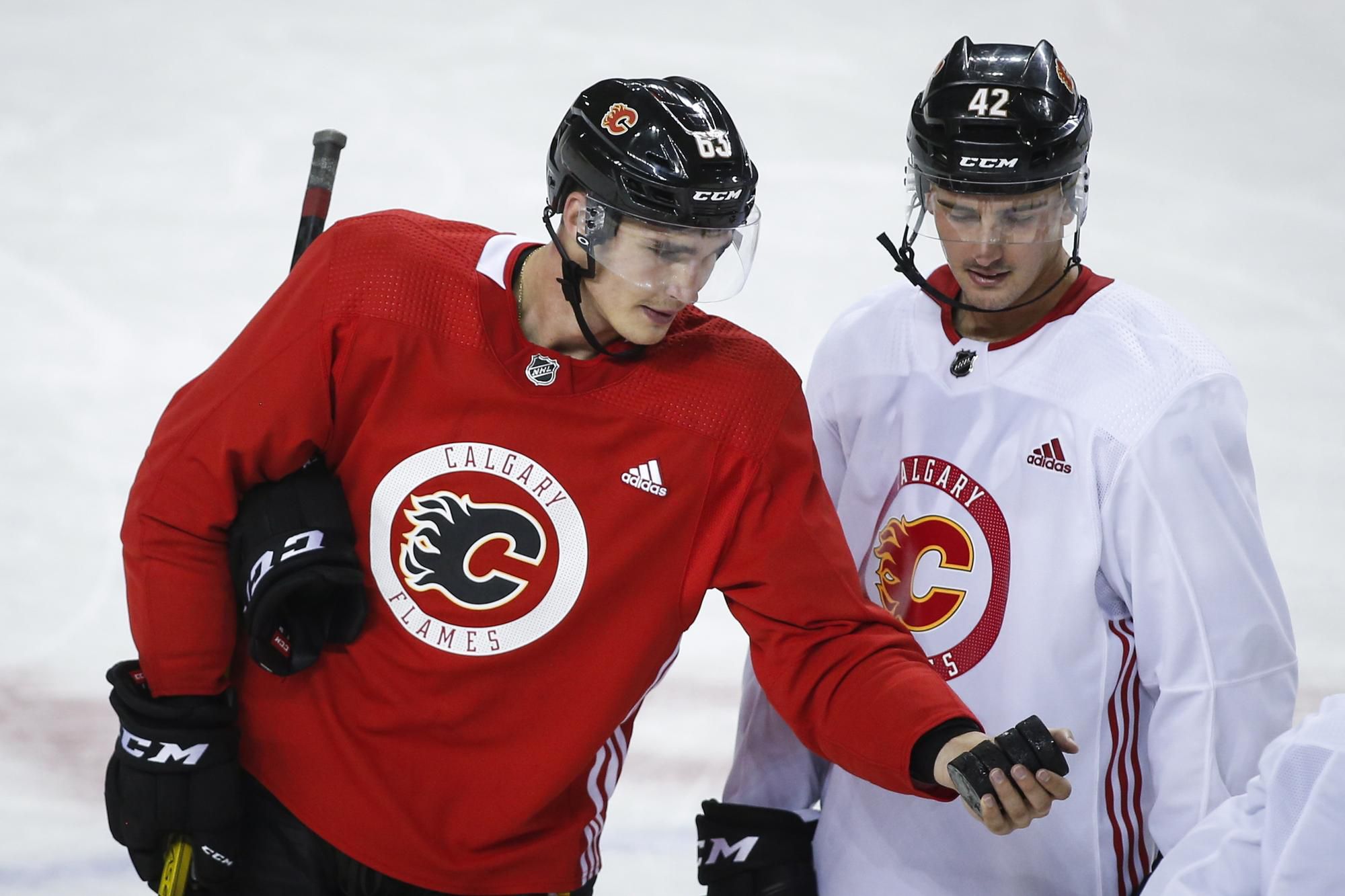 Adam Ružička (vľavo) z Calgary Flames počas tréningového kempu