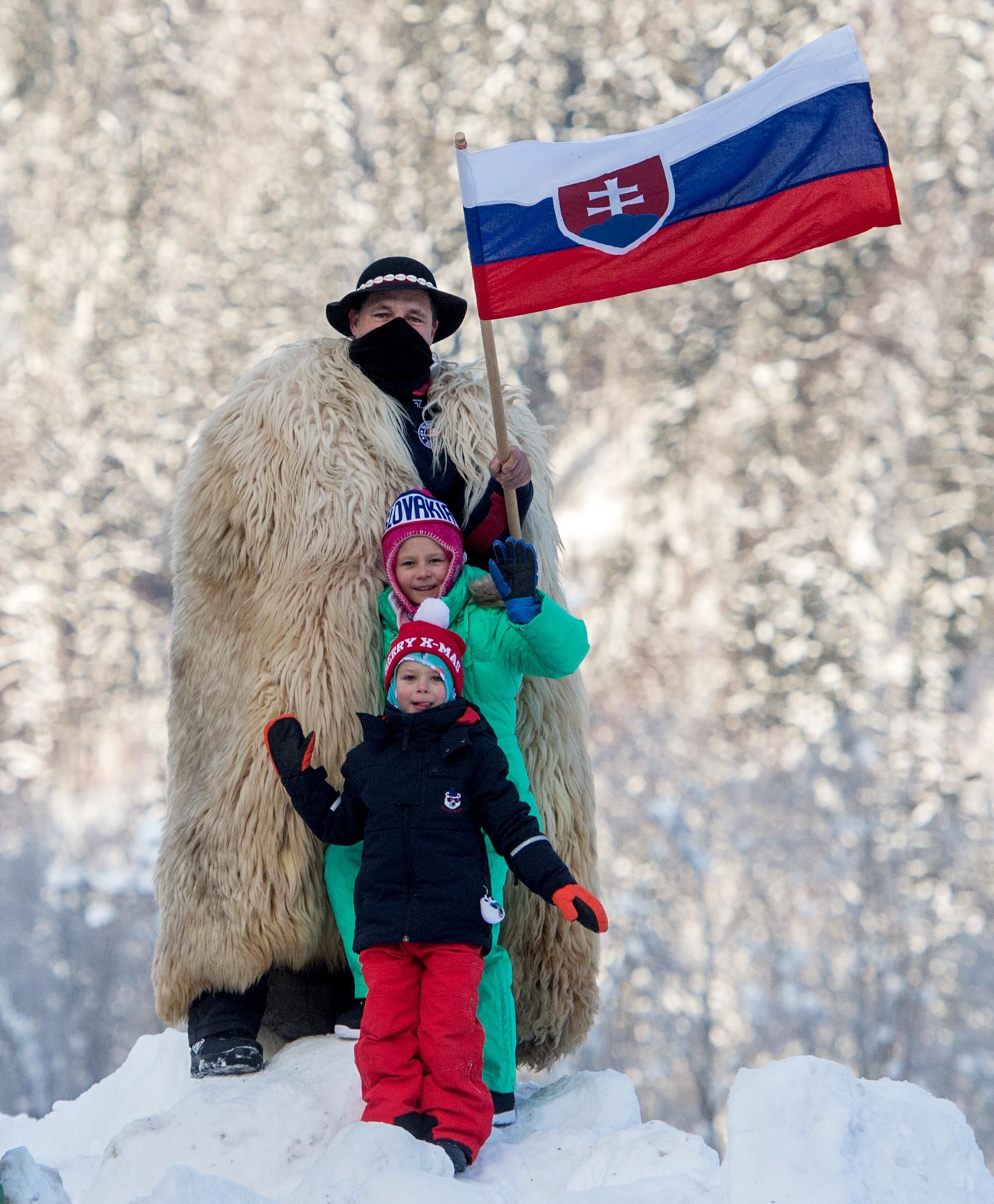 Slovenskí fanúšikovia Petry Vlhovej počas 1. kola obrovského slalomu Kranjskej Gore