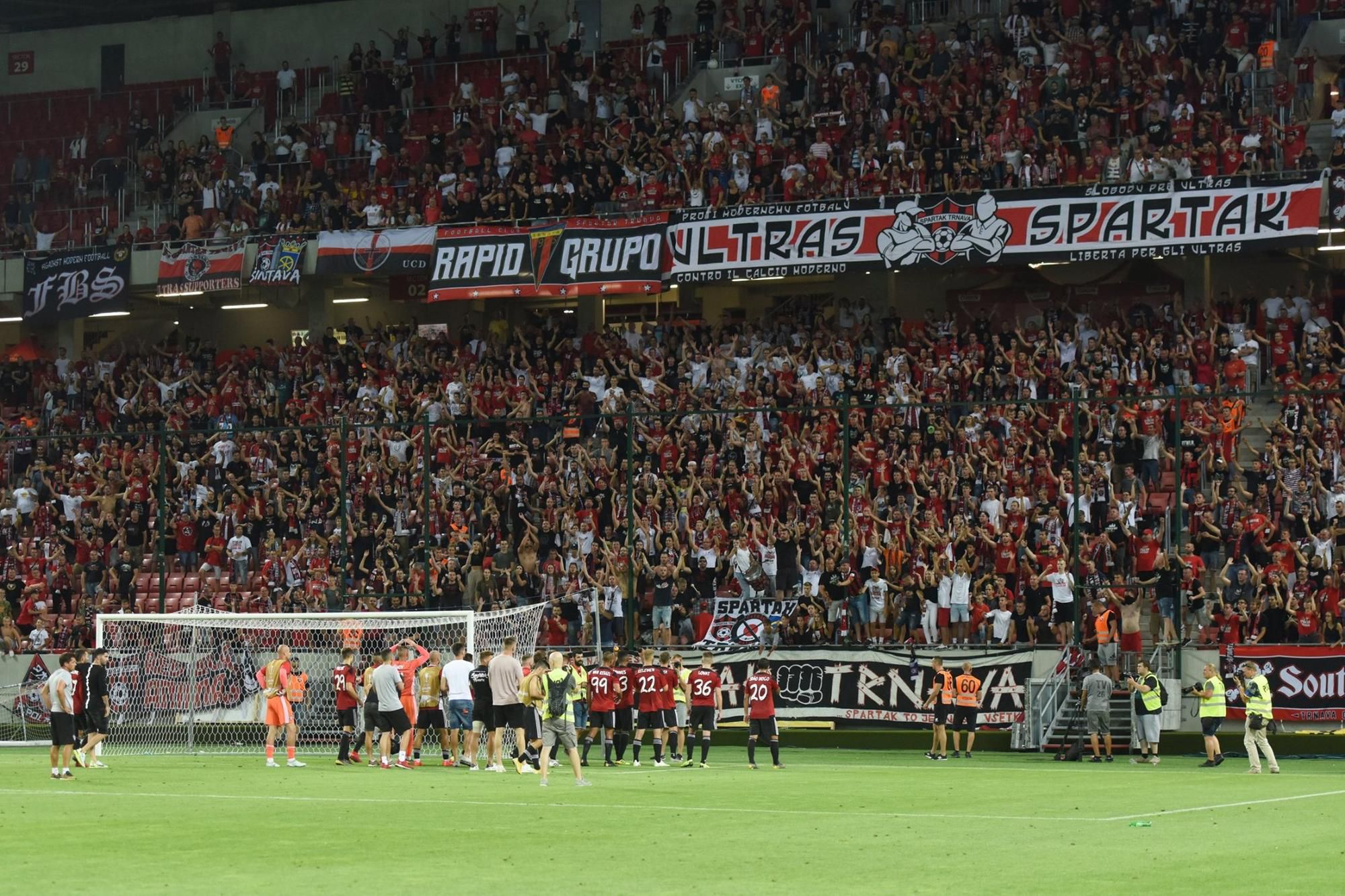 Hráči Spartaka Trnava ďakujú fanúšikom za podporu.