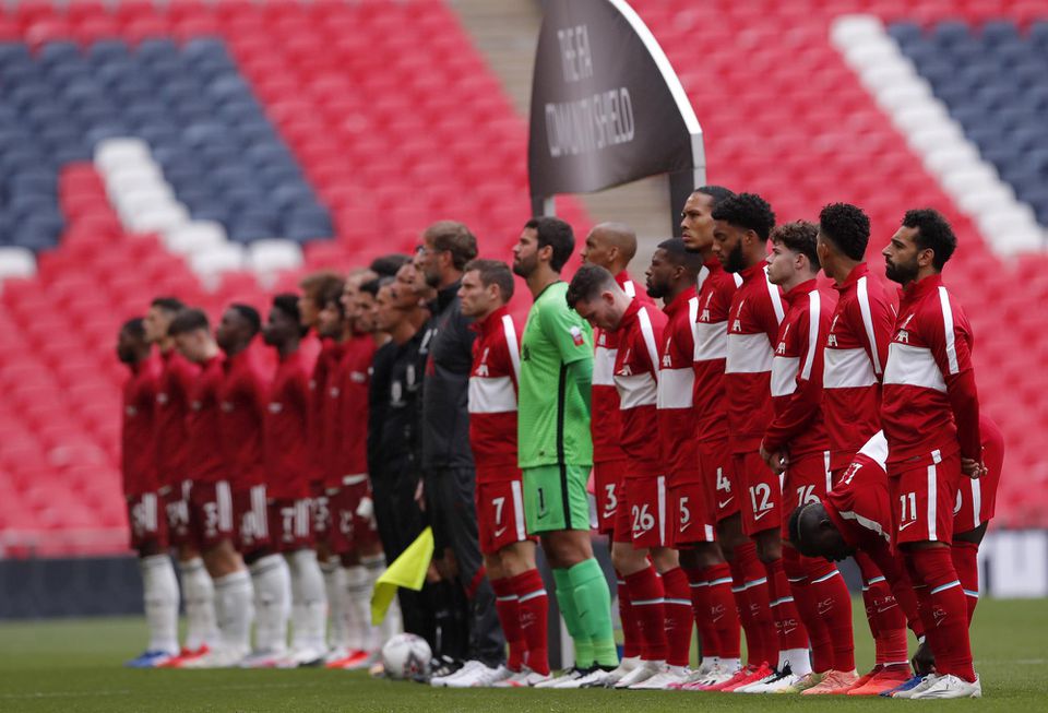 Futbalisti Arsenalu FC a Liverpool FC počúvajú hymnu pred začiatkom zápasu o anglický Superpohár (FA Community Shield).