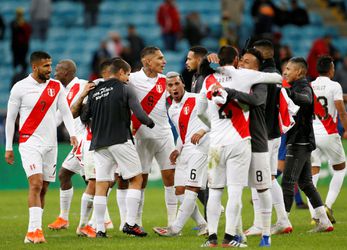 Dvaja futbalisti Peru mali pred zápasom s Brazíliou pozitívne testy