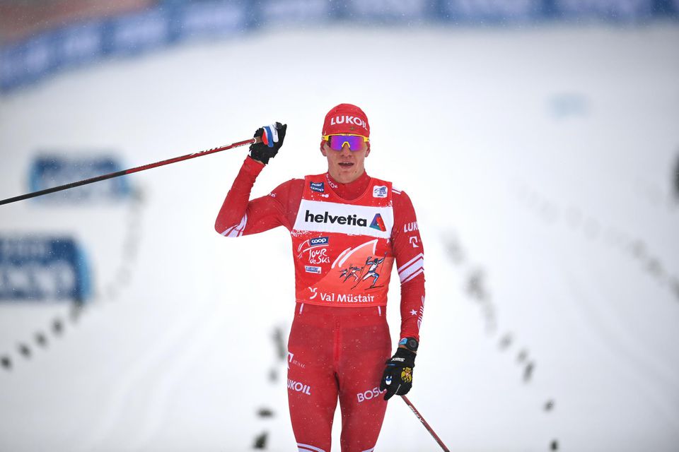 Ruský bežec na lyžiach Alexander Boľšunov sa raduje z víťazstva v 2. etape Tour de Ski