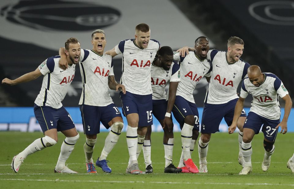 Futbalisti Tottenhamu Hotspur oslavujú