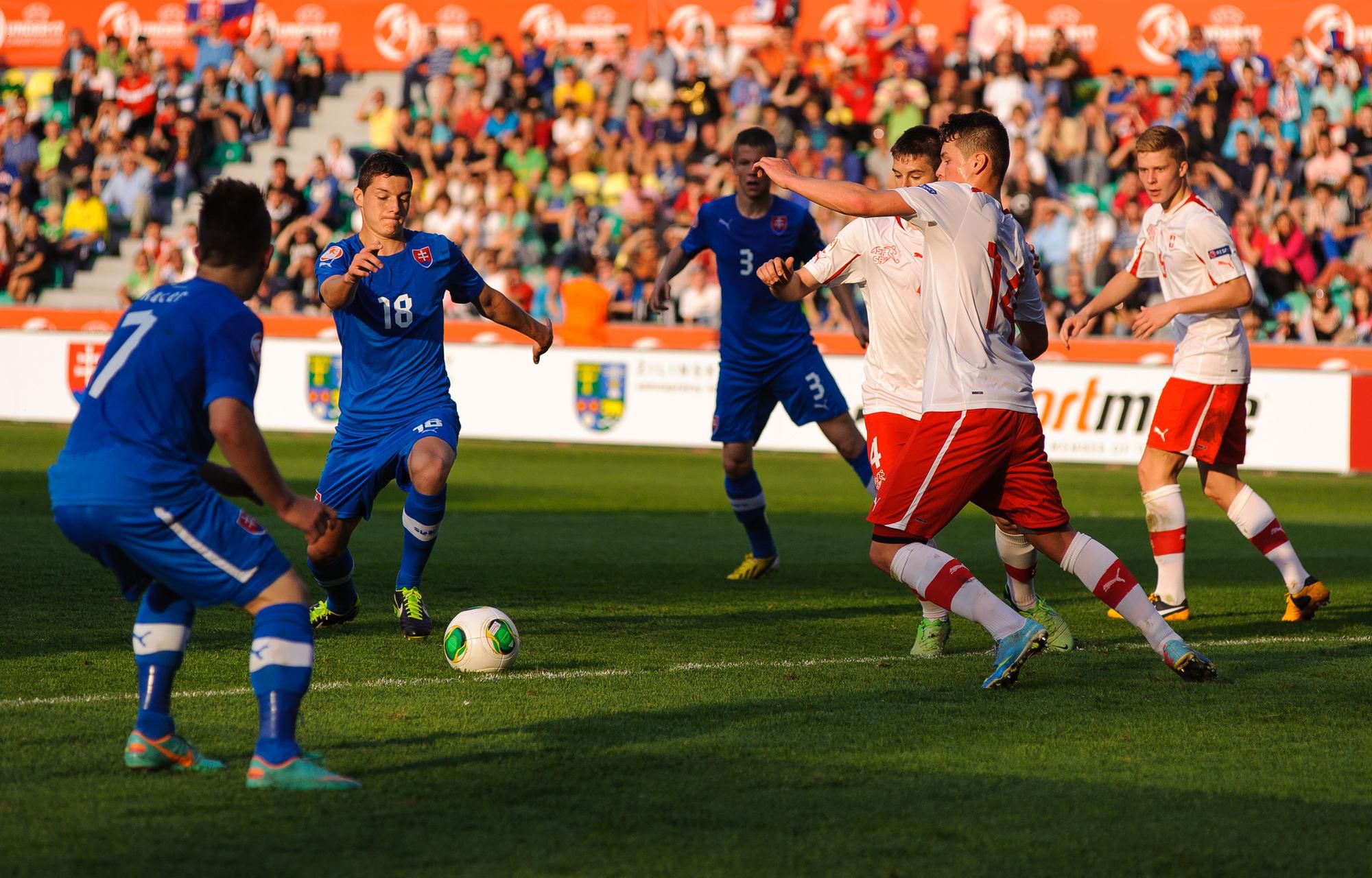 Attila Varga (18) zakončuje na ME 2013 v dueli proti Švajčiarsku.