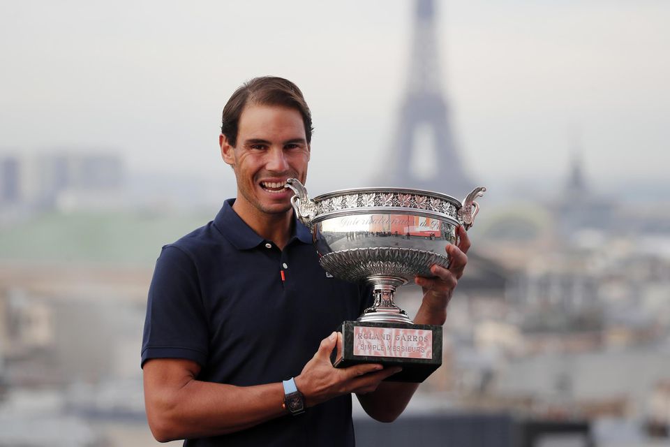 Rafael Nadal pózuje s trofejou