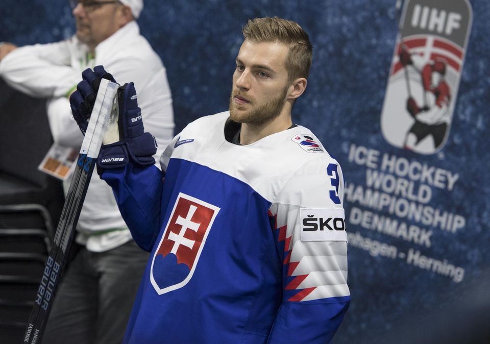 Adam Jánošík pred spoločným fotením na 82. Majstrovstvách sveta v ľadovom hokeji.