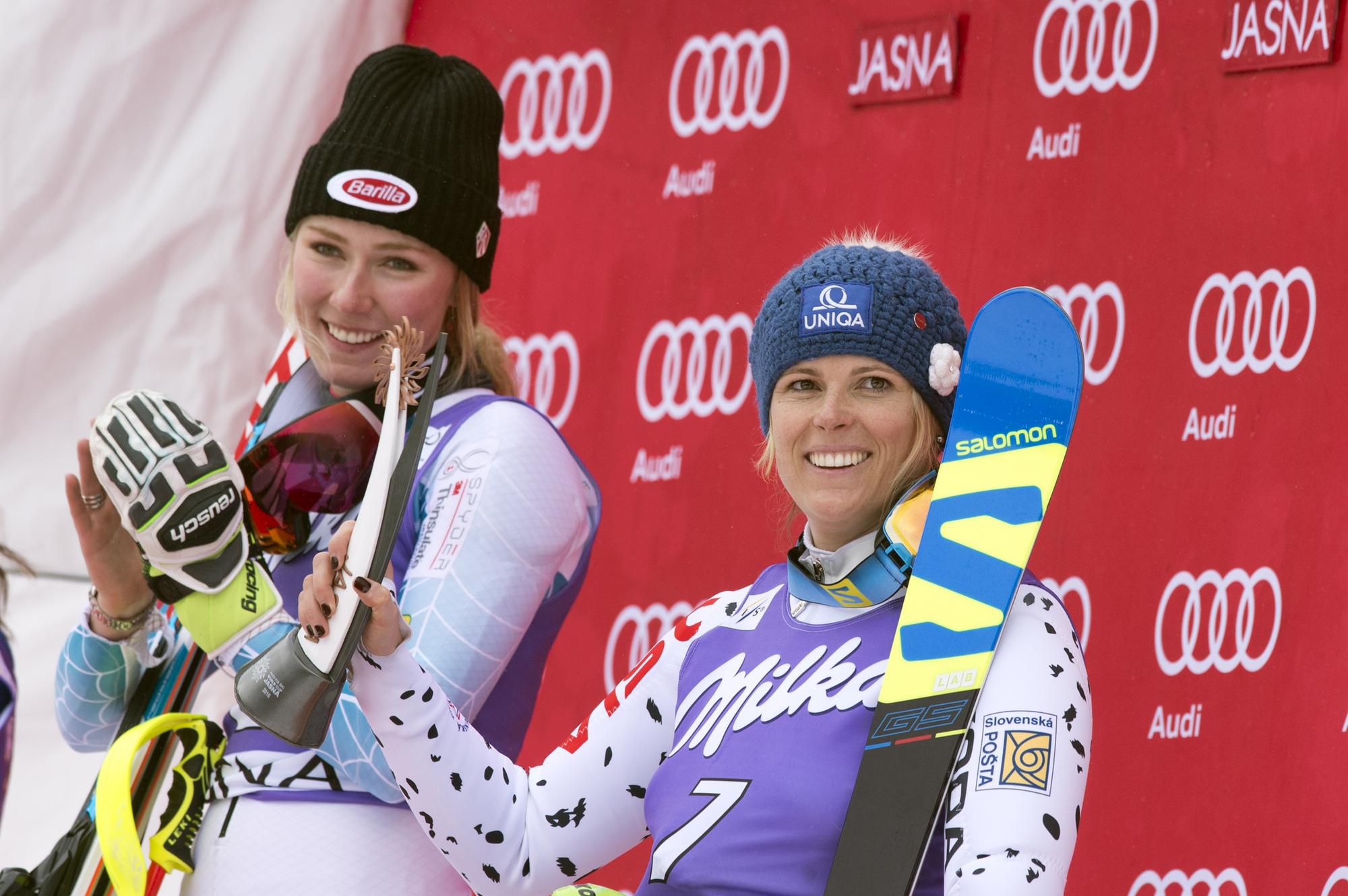 Mikaela Shiffrinová s Veronikou Velez-Zuzulovou v roku 2016.