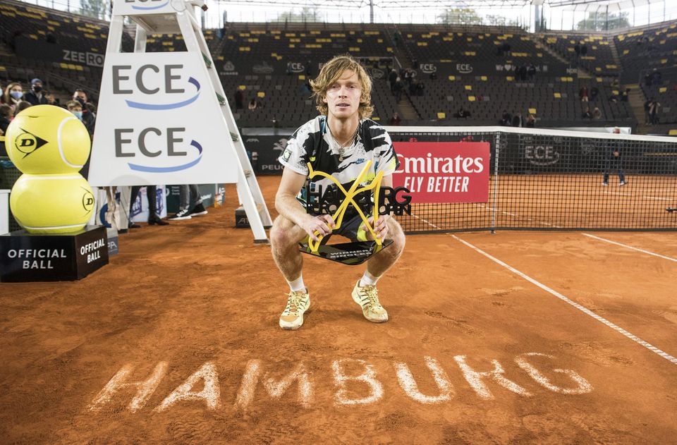 Andrej Rubľov s trofejou za víťazstvo na turnaji ATP v Hamburgu
