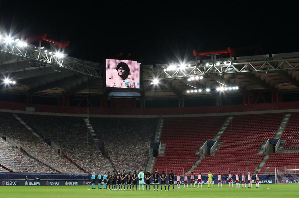 Minúta ticha za Diega Maradonu pred zápasom Ligy majstrov Olympiakos Pireus - Manchester City.