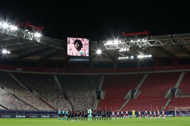 Pred zápasom Olympiakos - Man City si uctili pamiatku Diega Maradonu minútou ticha