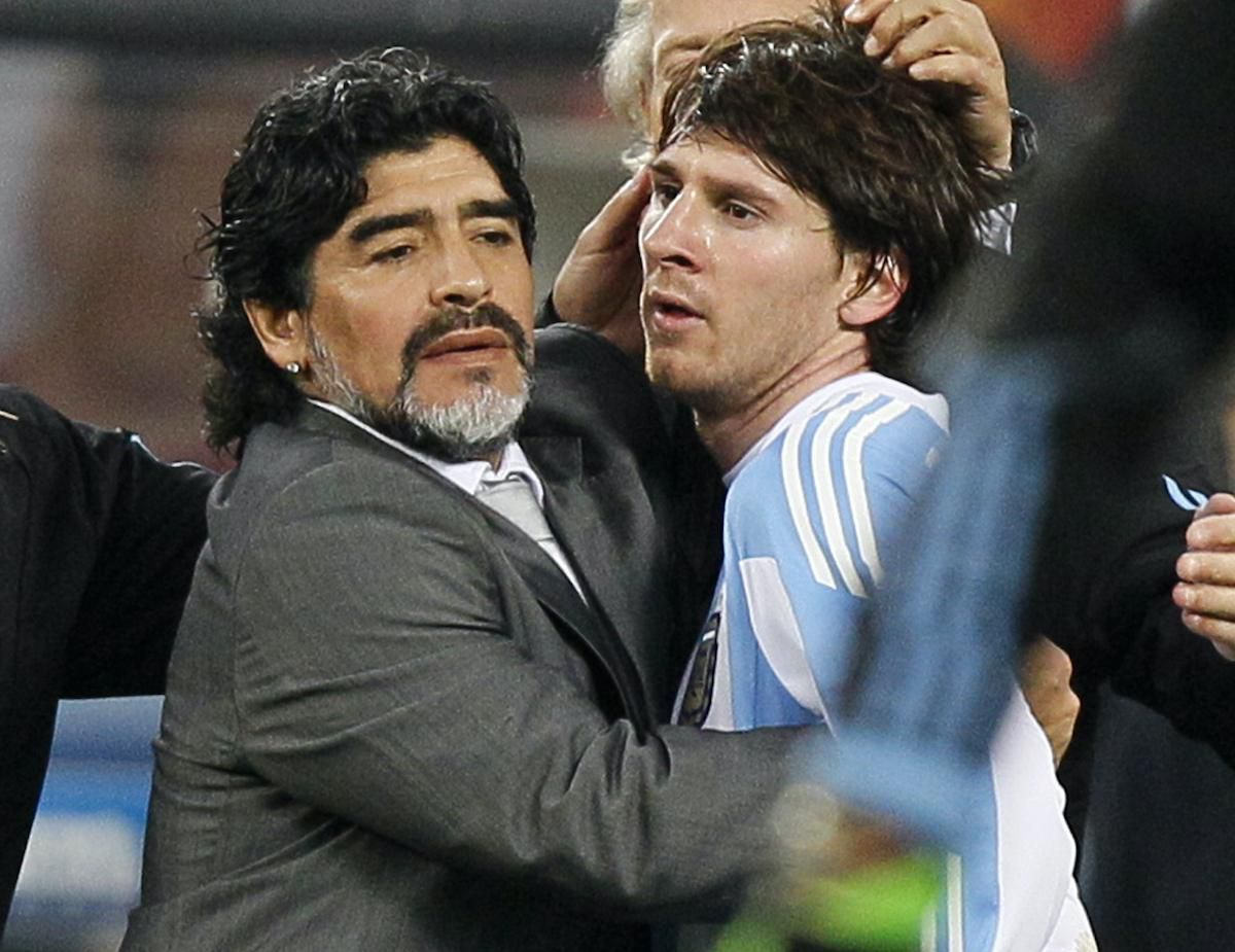 Diego Maradona a Lionel Messi v roku 2010.