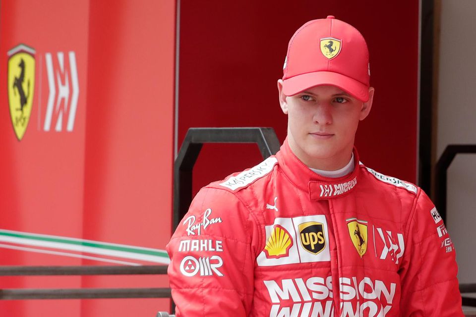 Mick Schumacher si sadol za volant červeného monopostu F1.