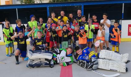 Hokejbalisti z Vrakune budú mať vďaka Fondu nové hokejky