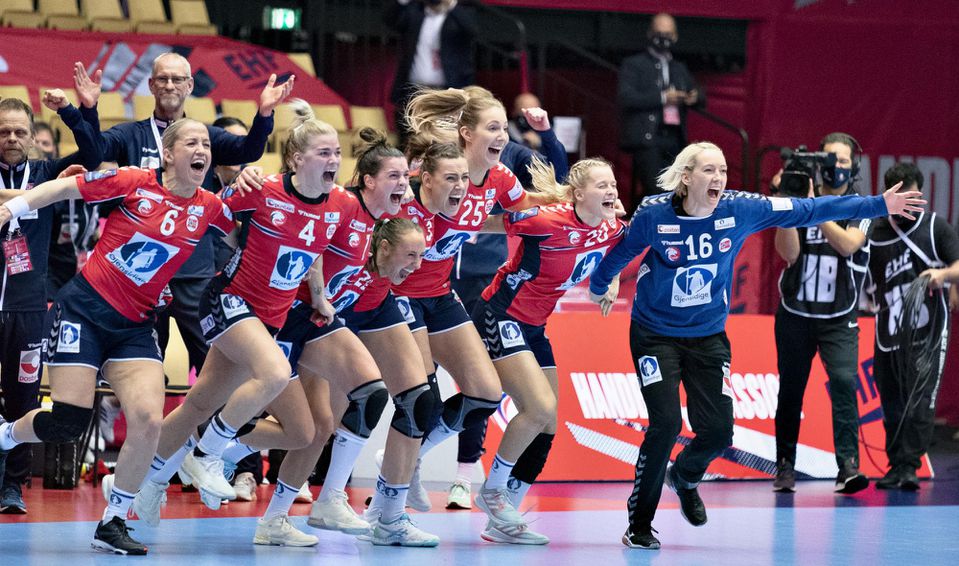 hádzanárky Nórska oslavujú víťazstvo vo finále ME