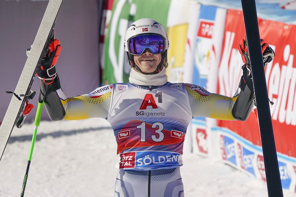 Nórsky lyžiar Lucas Braathen.sa teší z víťazstva v obrovskom slalome v rakúskom Söldene