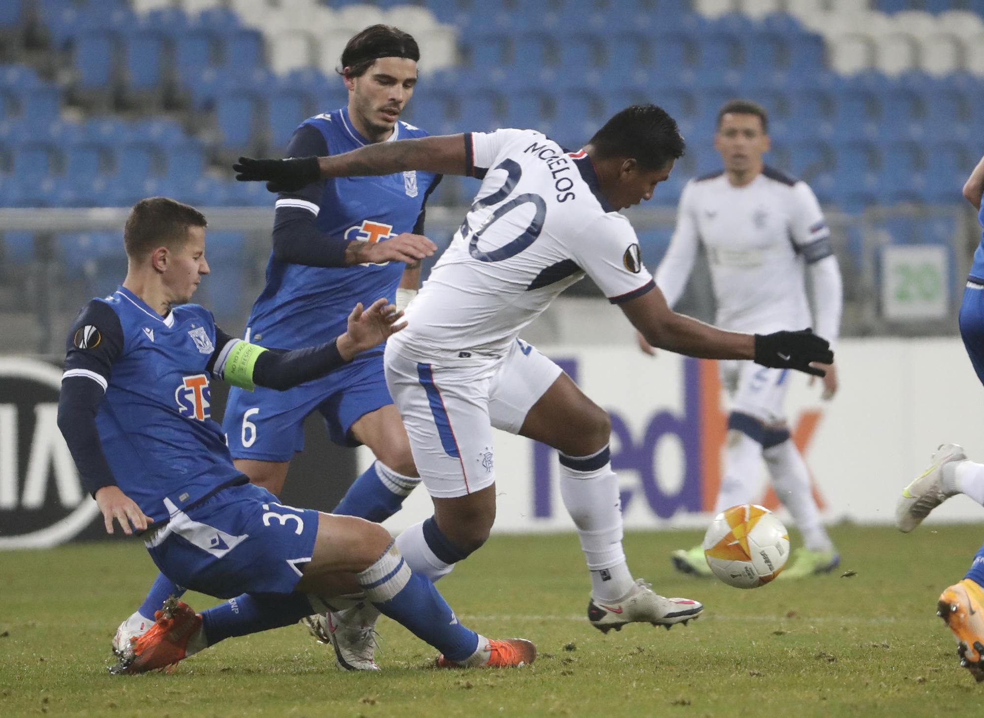 V Lechu Poznaň sa Ľubomír Šatka (vľavo) vypracoval na oporu, ktorú zdobí aj kapitánska páska. Mal ju aj v decembrovom dueli s Glasgowom Rangers (0:2).