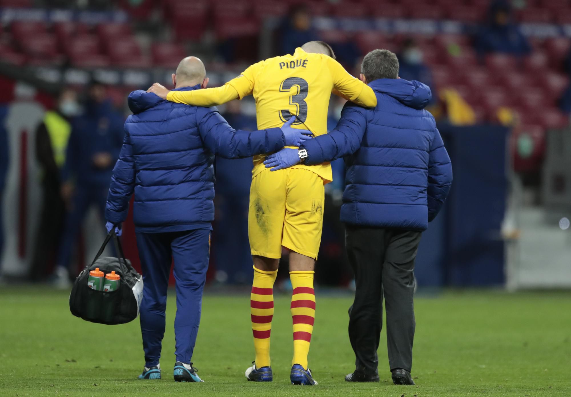 Zranený Gerard Piqué opúšťa ihrisko