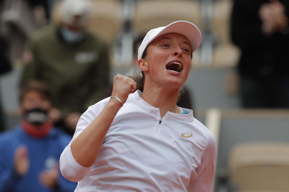 Iga Swiateková sa teší z víťazstva nad Sofiou Keninovou vo finále Roland Garros