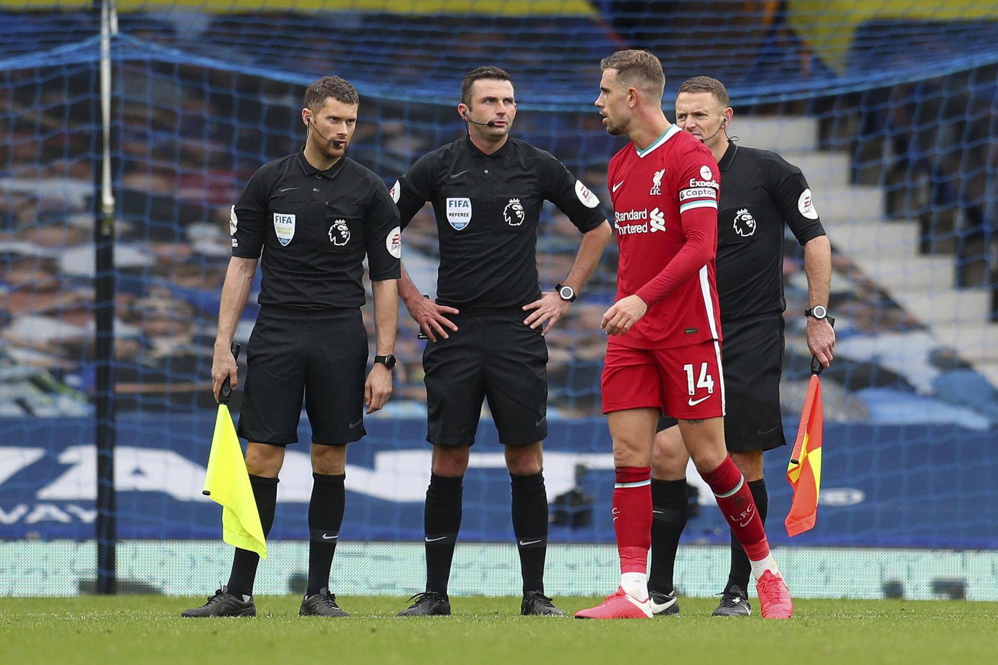 Jordan Henderson a hlavný arbiter Michael Oliver v zápase Everton - Liverpool