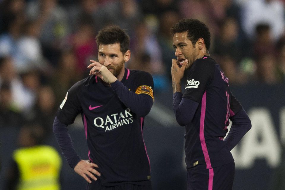 Futbalisti FC Barcelona Lionel Messi (vľavo) a Neymar.