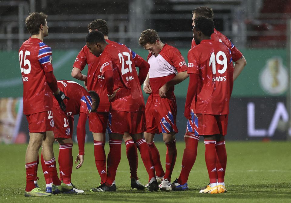 Hráči Bayernu Mníchov po prehre v pohárovom zápase proti Holstein Kiel