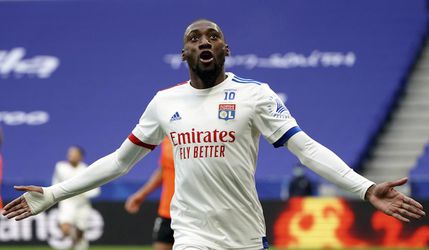 Olympique Lyon prišiel o svojho najlepšieho strelca Ekambiho