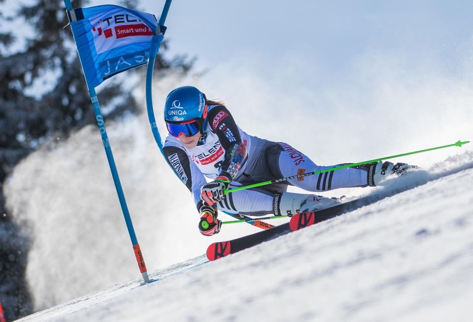 Petra Vlhová na trati počas obrovského slalomu Svetového pohára v Jasnej