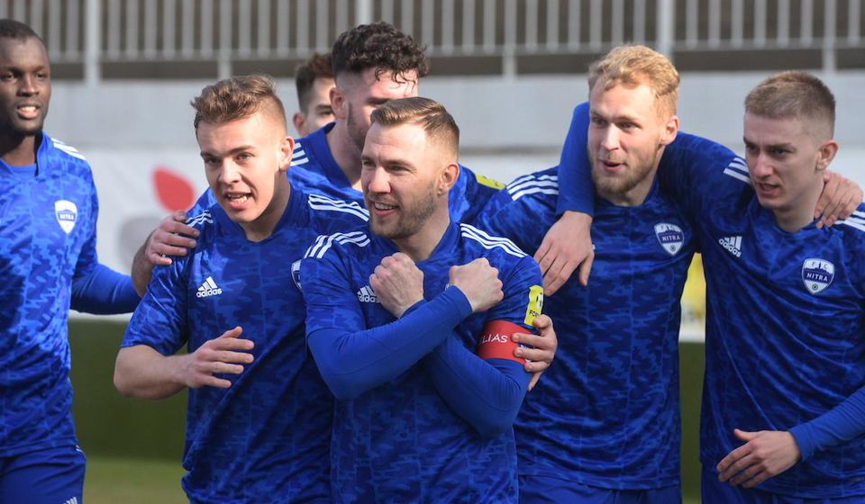 Erik Jendrišek oslavuje so spoluhráčmi z FC Nitra