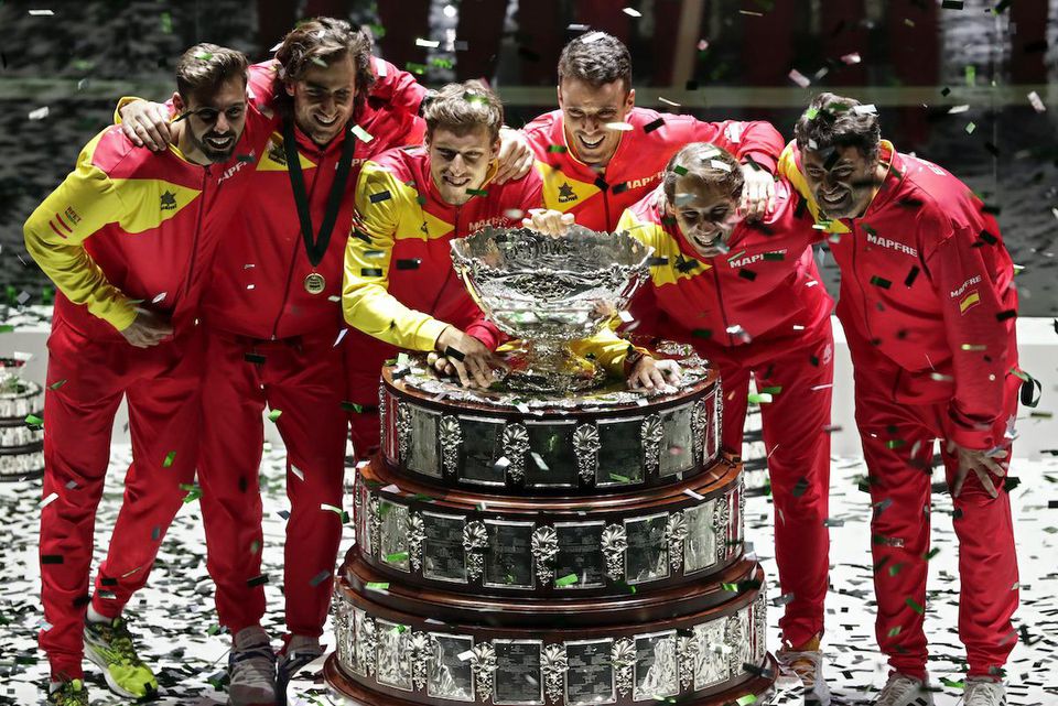 Španielsky tím pózuje s víťaznou trofejou po výhre vo finálovom zápase Davisovho pohára.