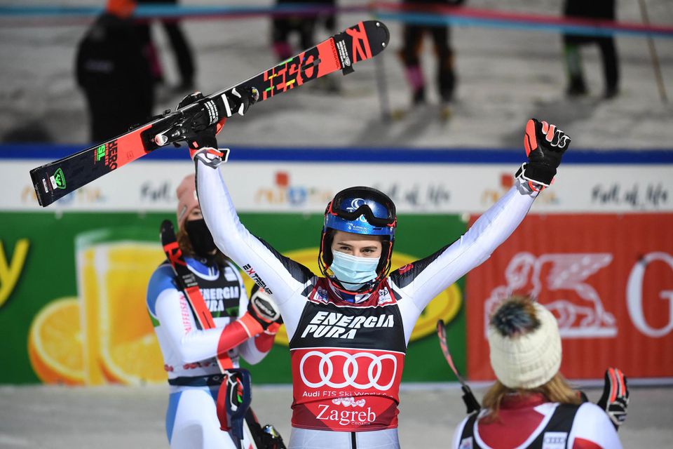 Petra Vlhová sa teší v cieli zo svojho víťazstva v slalome žien v Záhrebe