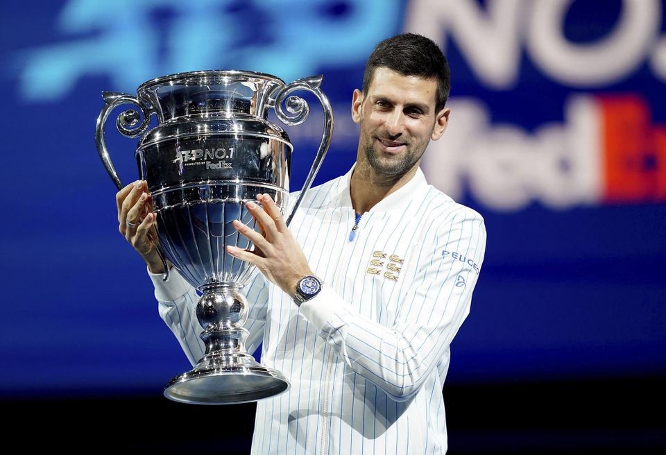 Novak Djokovič pózuje s trofejou pre svetovú jednotku