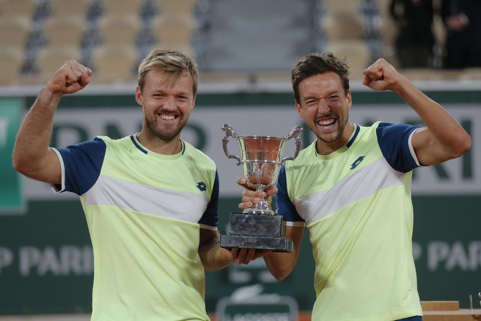 Kevin Krawietz (vľavo) a Andreas Mies po víťazstve v mužskej štvorhre na Roland Garros 2020