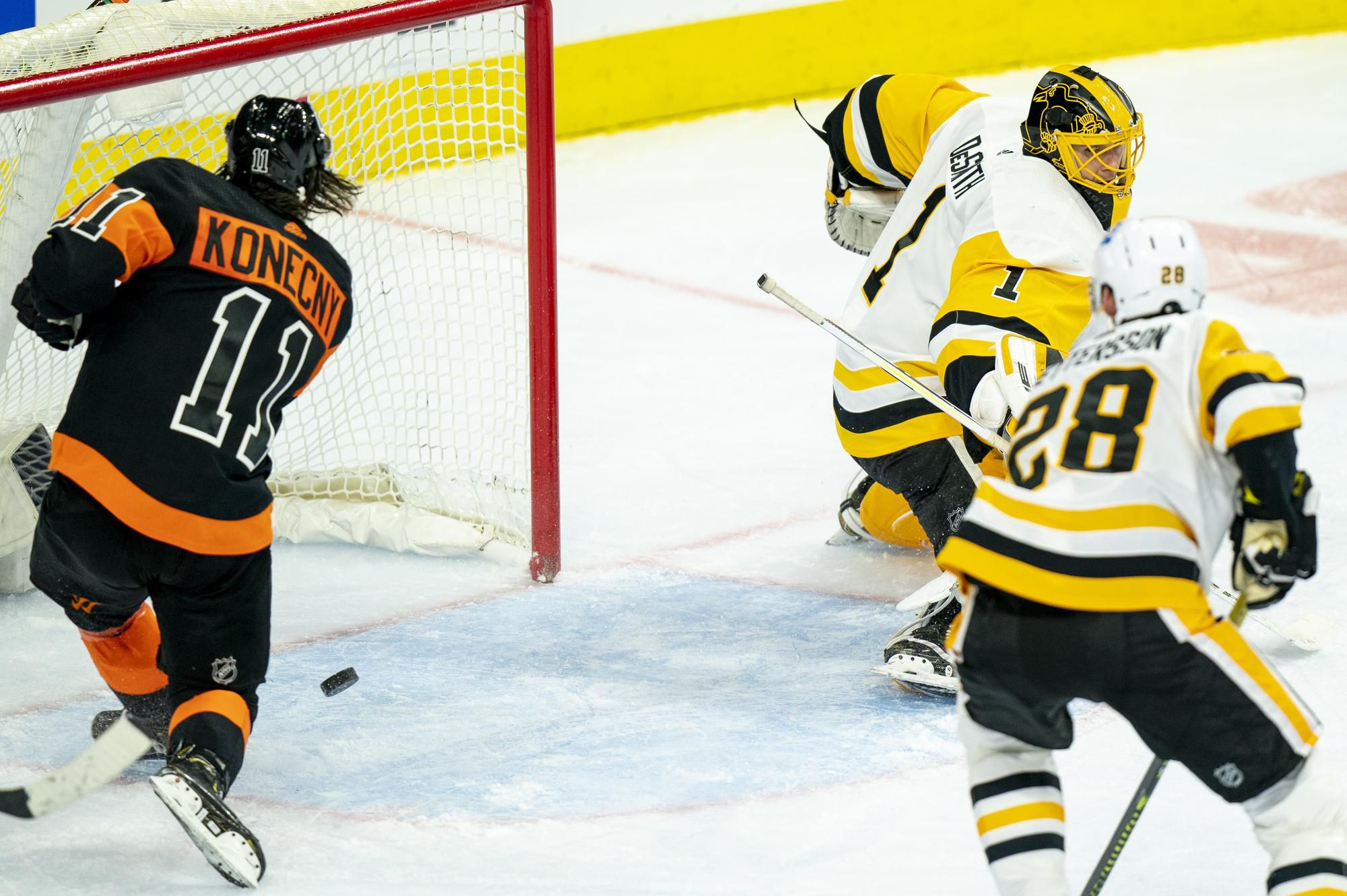 Travis Konecny (Philadelphia Flyers) strieľa svoj tretí gól do siete Pittsburghu Penguins