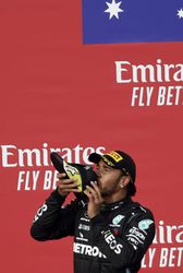 Lewis Hamilton si doprial premiérové „shoey”. Šampanské z Ricciardovej topánky mu však nechutilo
