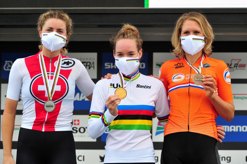 Víťazka Anna van der Breggenová, druhá skončila Marlen Reusserová a bronz si odnesie Ellen van Dijková.
