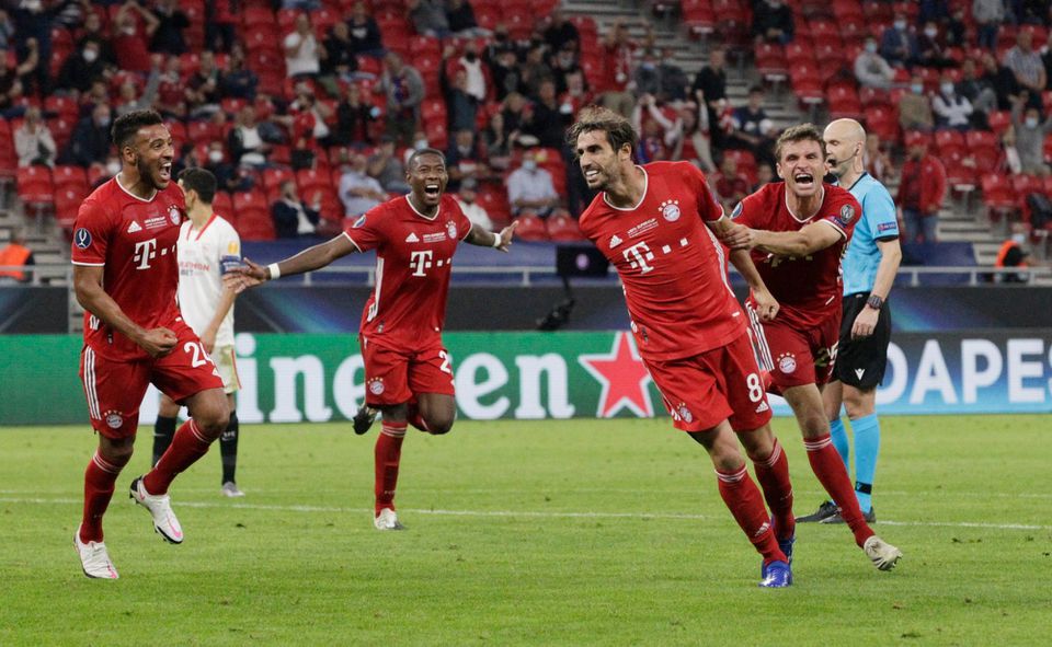 Javi Martinez oslavuje so spoluhráčmi z Bayernu Mníchov