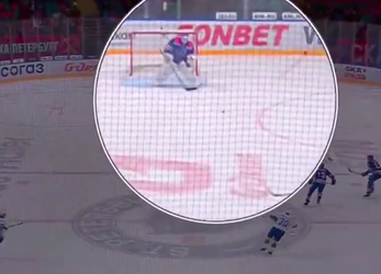 V KHL padol gól z vlastného obranného pásma po zvláštnom odraze
