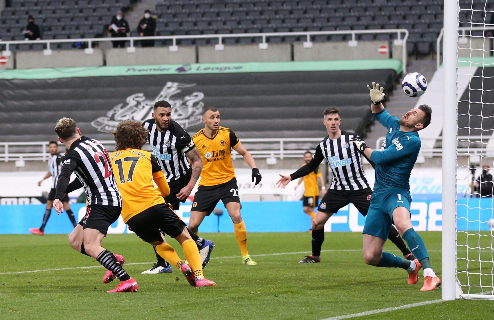 Newcastle United vs Wolverhampton Wanderers, zákrok Martina Dúbravku