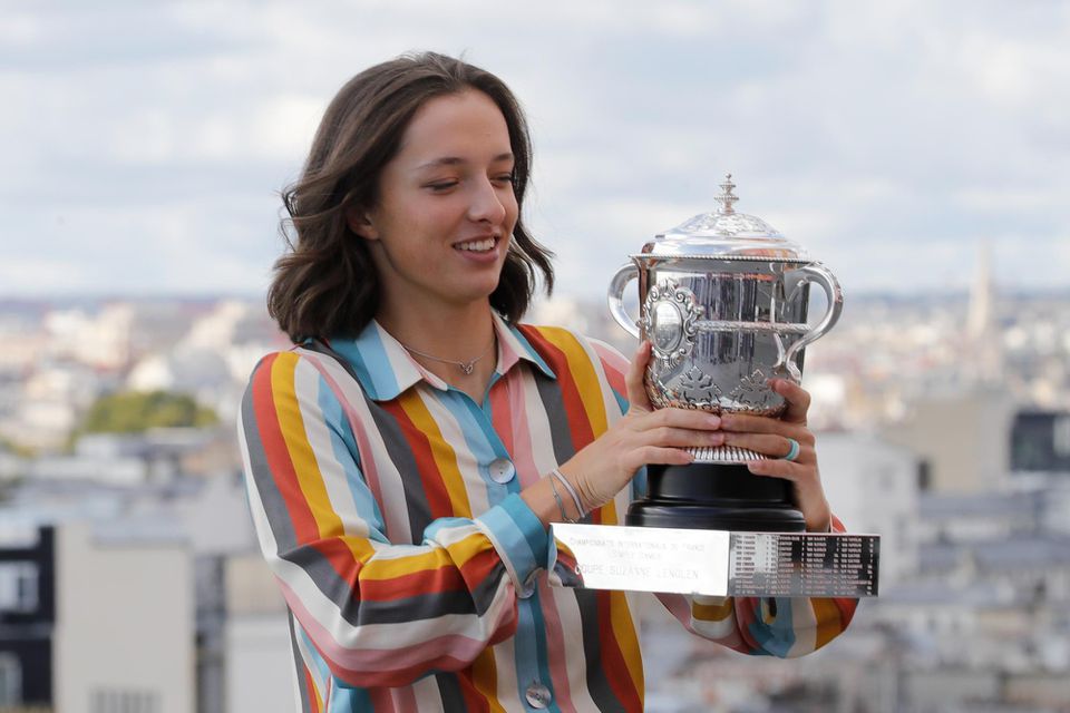 Poľská tenistka Iga Swiateková s trofejou po víťazstve na Roland Garros