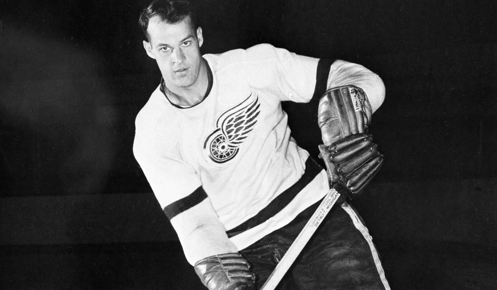 Na archívnej snímke z roku 1956 je hokejista Detroitu Red Wings Gordie Howe.