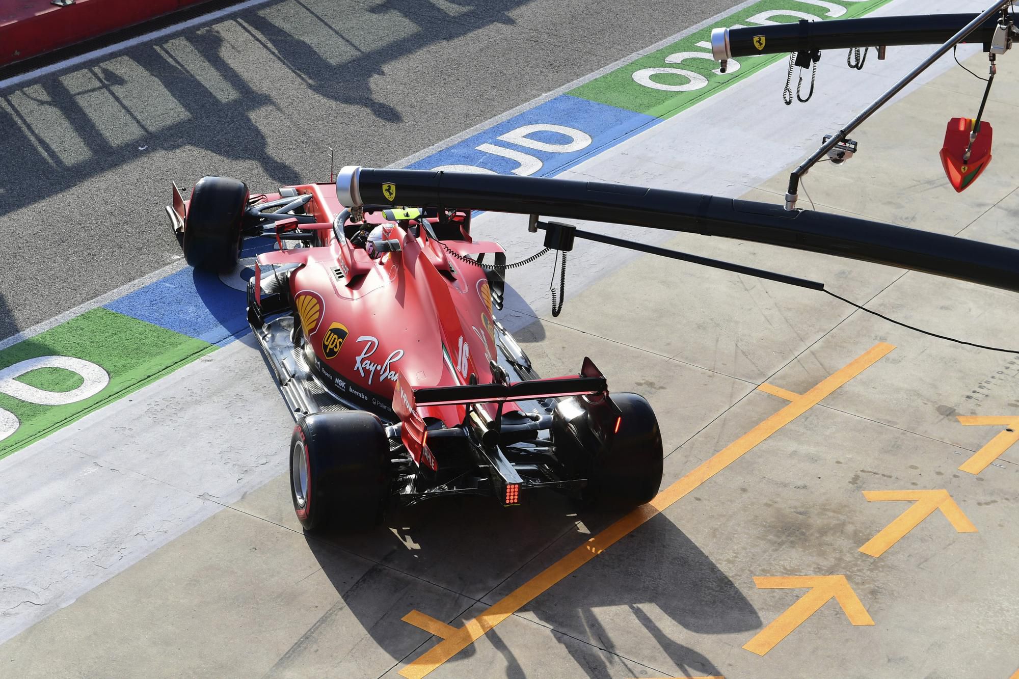 Jazdec Ferrari Charles Leclerc.