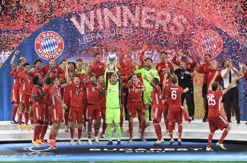 Hráči Bayernu Mníchov sa tešia zo Superpohára.