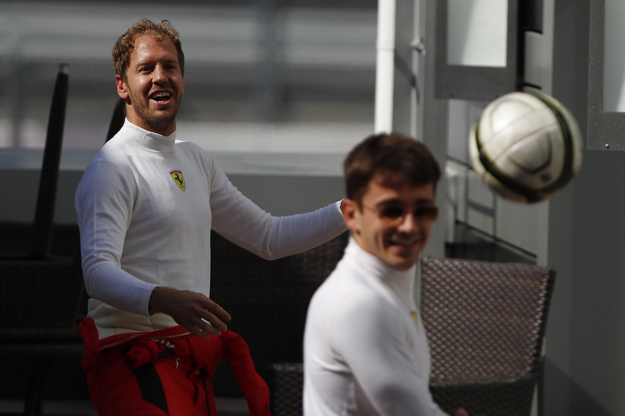 Sebastian Vettel a jeho tímový kolega Charles Leclerc.
