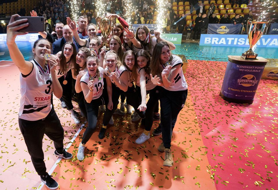radosť volejbalistiek Pezinka po víťazstve vo finále Slovenského pohára