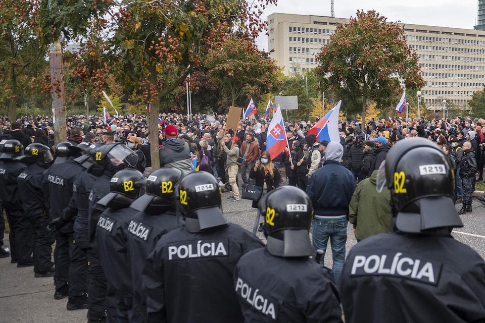 Protivládny protest pred úradom vlády v Bratislave.