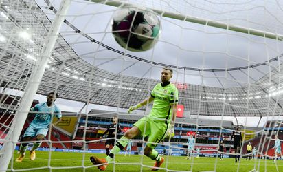 Zranený Lukáš Hrádecký nepomôže Leverkusenu proti Young Boys Bern