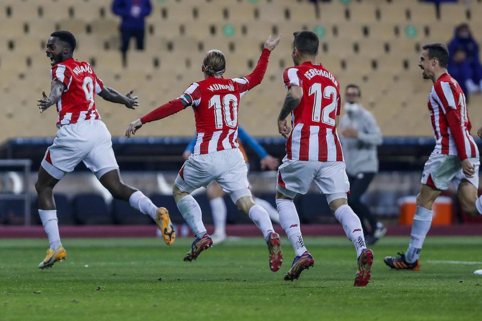 Futbalista Inaki Williams (vľavo) z Athletica Bilbao sa teší z gólu.