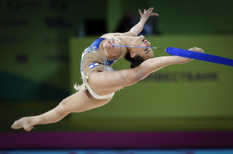 Linoj Ašramová z Izraela počas 36. majstrovstiev Európy v modernej gymnastike v Kyjeve